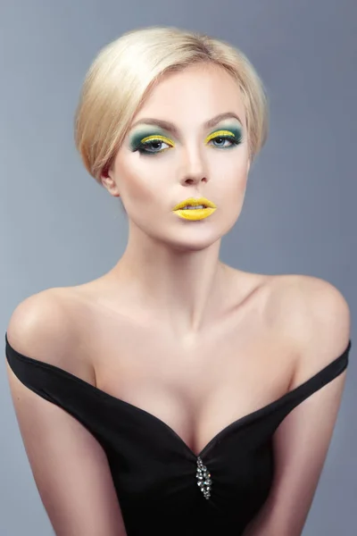 Porträtt Vacker Blond Kvinna Sexig Svart Klänning Med Gula Makeup — Stockfoto