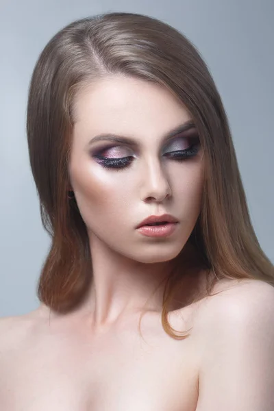 Retrato Mujer Joven Con Maquillaje Moda Sobre Fondo Gris — Foto de Stock