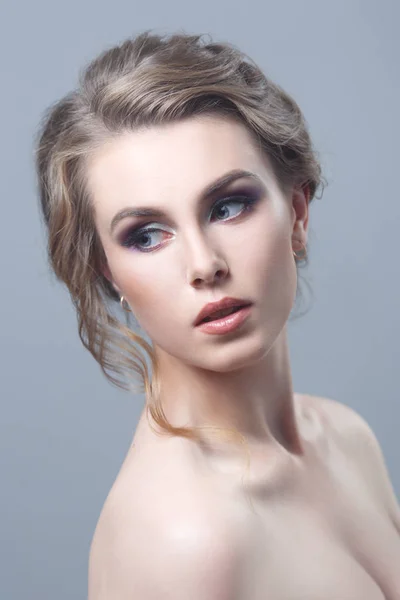 Retrato Mujer Joven Con Maquillaje Moda Sobre Fondo Gris —  Fotos de Stock