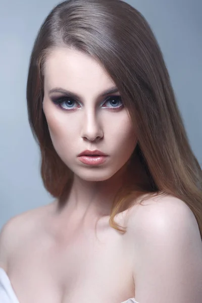 灰色の背景にファッショナブルな化粧を持つ若い女性の肖像画 — ストック写真