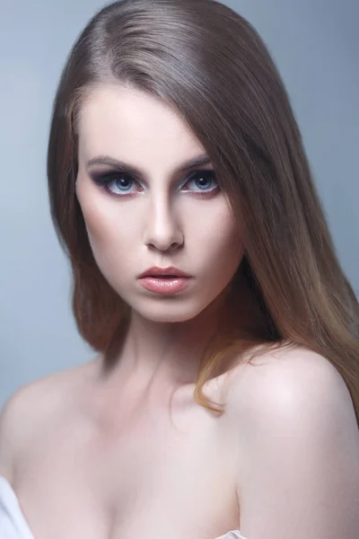 Retrato Mujer Joven Con Maquillaje Moda Sobre Fondo Gris — Foto de Stock