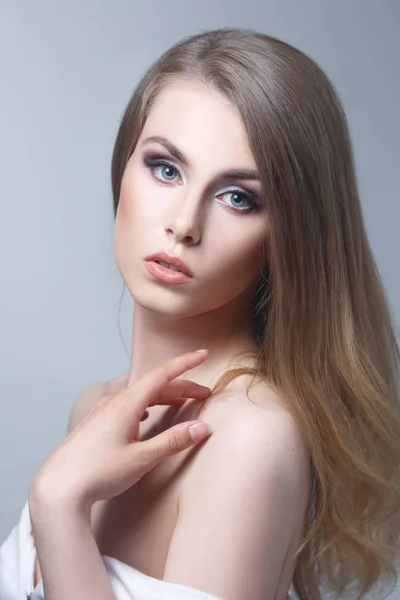 Retrato Mujer Joven Con Maquillaje Moda Sobre Fondo Gris — Foto de Stock