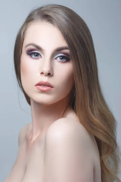 Retrato Mujer Joven Con Maquillaje Moda Sobre Fondo Gris — Foto de Stock