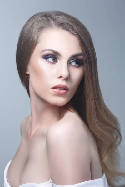 灰色の背景にファッショナブルな化粧を持つ若い女性の肖像画 — ストック写真
