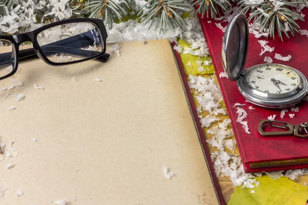 Könyv hinteni a hó, fekete napszemüveg, vintage watch — Stock Fotó