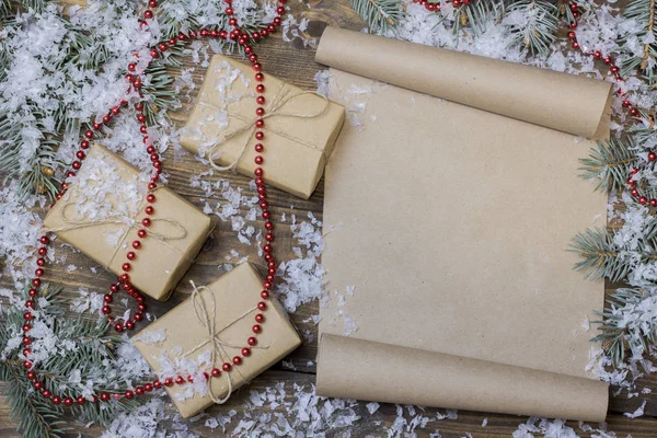 Rolagem de Natal na mesa, galhos de árvore — Fotografia de Stock