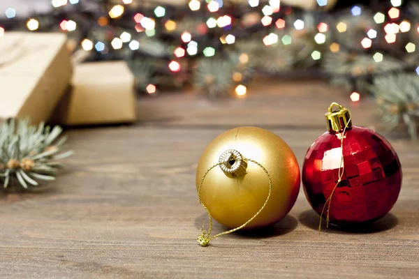 Christmas speelgoed op een tafel, garland — Stockfoto