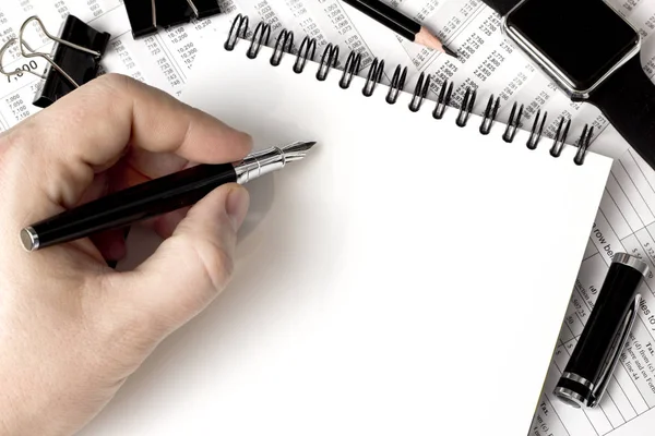 Plnicí pero v ruce, bílý notebook — Stock fotografie