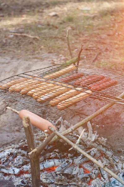 Grillwürste Über Kohlen Braten Würstchen Auf Dem Grill Freien Braten — Stockfoto