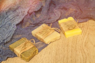 Doğal spa ürünleri. Ahşap arka planda el yapımı doğal sabun.