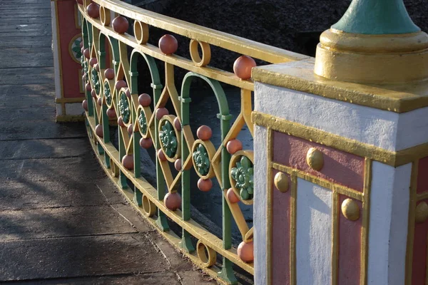 Çin renkli köprüyü kapatıyor