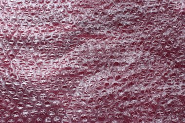 Kırmızı arkaplanda baloncuk paketi