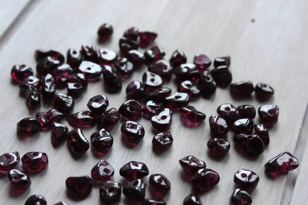 Beyaz arkaplandaki armut taşı.