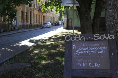 Caddedeki kafe tabelası.