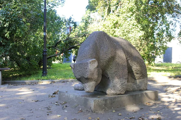 公園内の大理石のクマ記念碑 — ストック写真