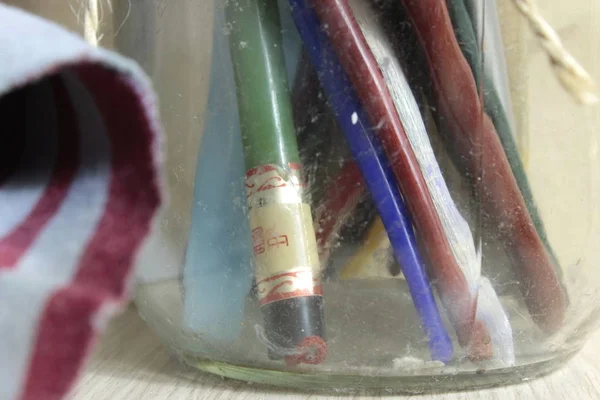 Farklı püsküllerle kavanozu kapat