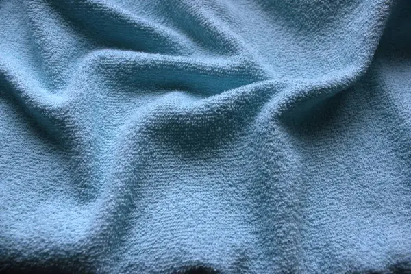 Mavi kumaşı katlar