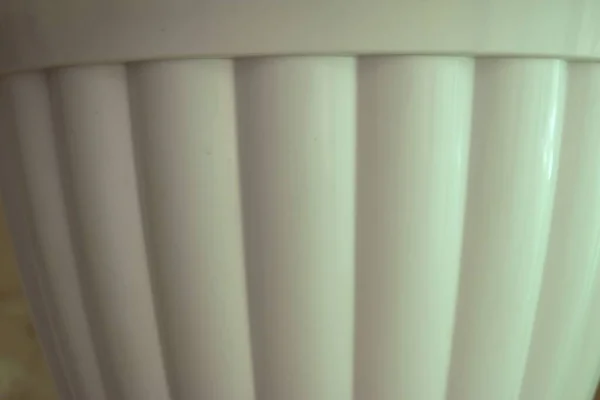 Beyaz, yarım daire çiçek saksısını kapat