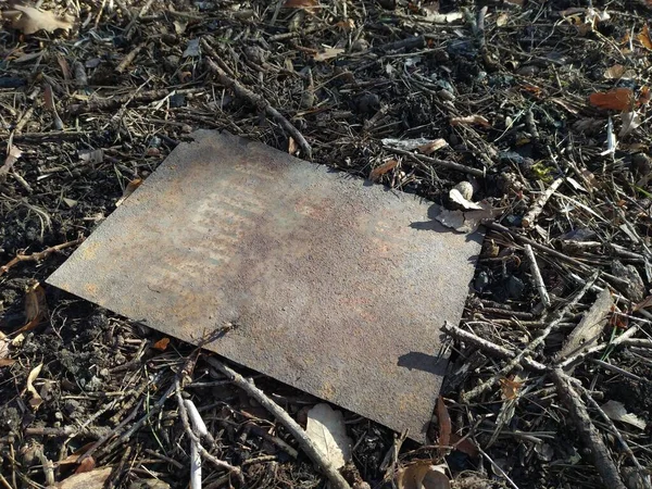 Çimlerin üzerindeki metal plakayı kapat.