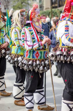 Varna Bulgaristan - Nisan 26.2017: geleneksel Kukeri kostüm kimliği belirsiz adam
