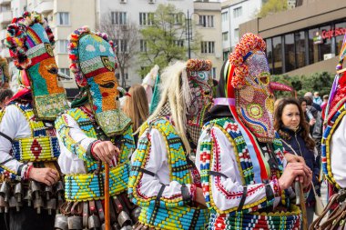 Varna Bulgaristan - Nisan 26.2017: geleneksel Kukeri kostüm kimliği belirsiz adam