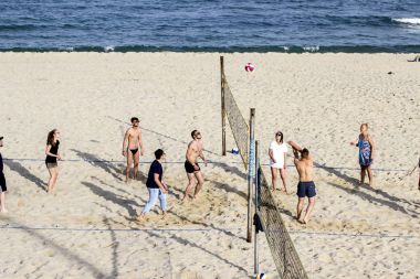 Varna Bulgaristan 13 Mayıs 2017 insanlar binmek bisiklet Park kişilerde sahilde voleybol oynamak