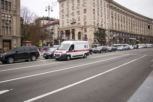 Ambulansa binmek aşağı sokak Kiev Ukrayna 10.10.2017
