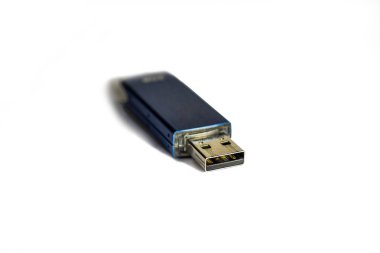 Beyaz arkaplandaki usb flash diski