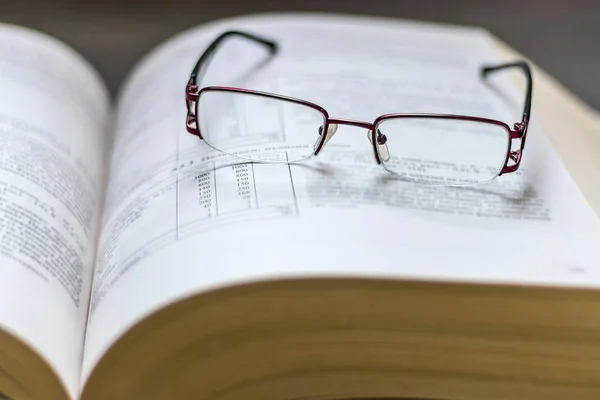 Pontos mentira sobre o livro — Fotografia de Stock