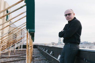 Kel adam gözlüklü