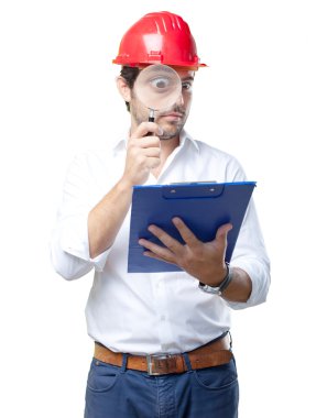 Beyaz arka plan üzerinde çalışan genç mimar