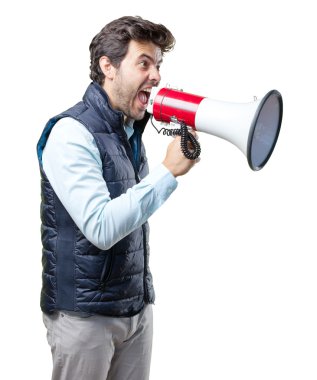 Üzerinde mikrofon bağırarak yelek olan adam