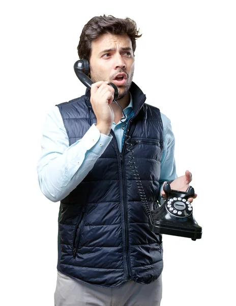 Человек в жилете говорит по телефону — стоковое фото