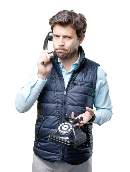 Человек в жилете говорит по телефону — стоковое фото