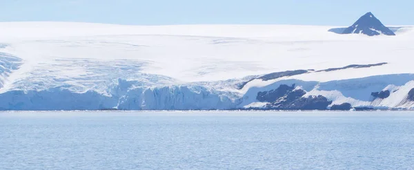 Iceberg flutuando na antártica — Fotografia de Stock