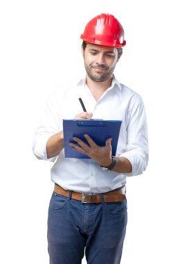 Beyaz arka plan üzerinde çalışan genç mimar