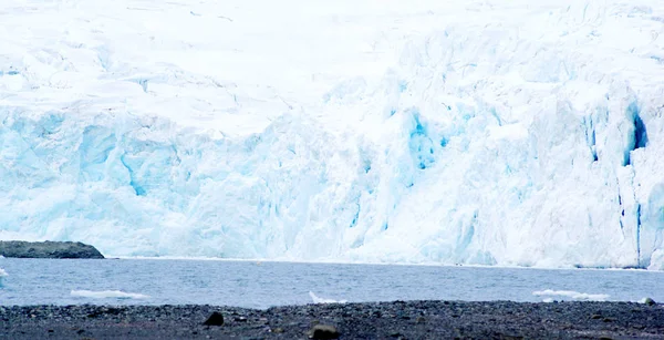 Iceberg floating in antarctica — Stock Photo, Image