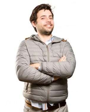 Çapraz kolları olan memnun adam