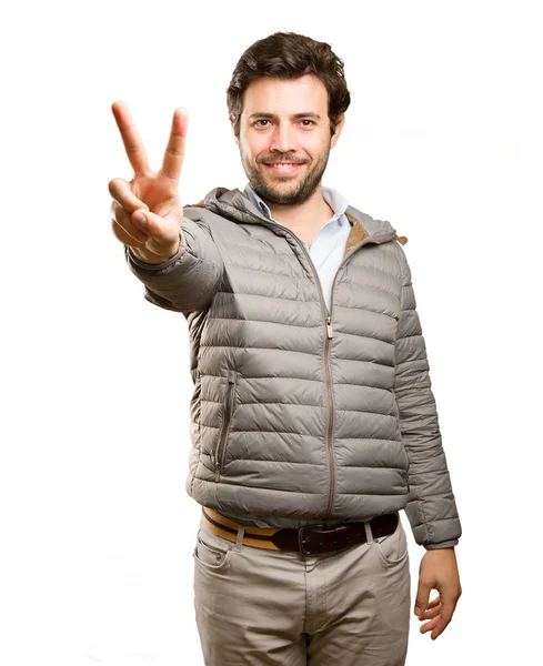 Щасливий чоловік робить жест перемоги — стокове фото