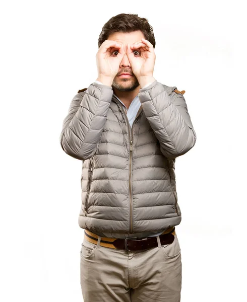 Hombre concentrado haciendo un gesto de observación — Foto de Stock