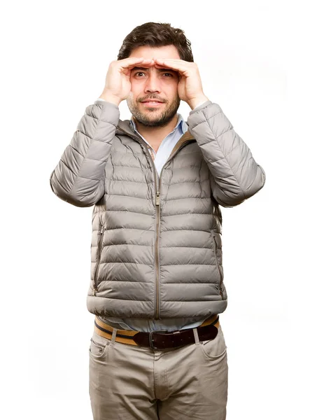 Homem concentrado fazendo um gesto de observação — Fotografia de Stock
