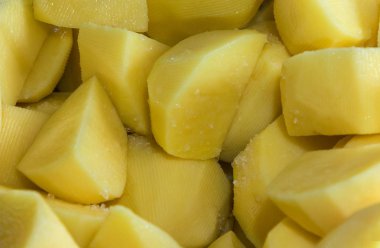 Tuz ile dilimlenmiş patates