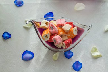 Cam vazo içinde sunulan Türk lokumu