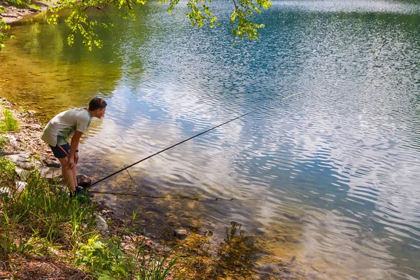 Adolescente pescando en el lago —  Fotos de Stock