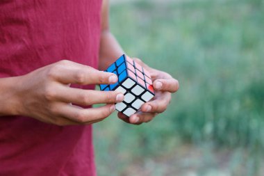 Rubik küp holding eller