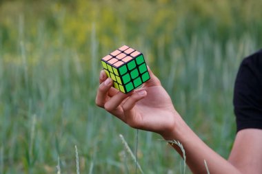 El tutma rubik küpü