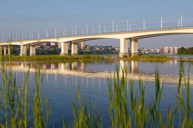 Irkutsk kent yansıması ile Bridge'de