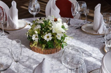 Tablo içinde bir restoran ile buket çiçek