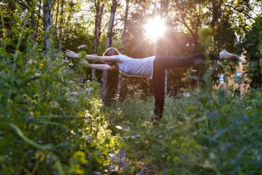 Bir parkta Yoga egzersiz yaparak kız