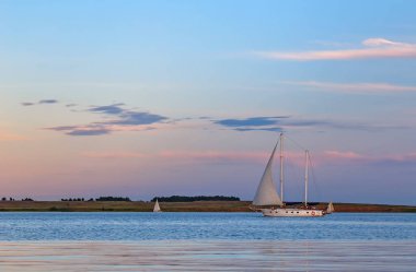 Nehrin üzerinde hareket yelkenli